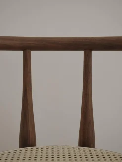 Sedia con braccioli in legno di noce Bukowski