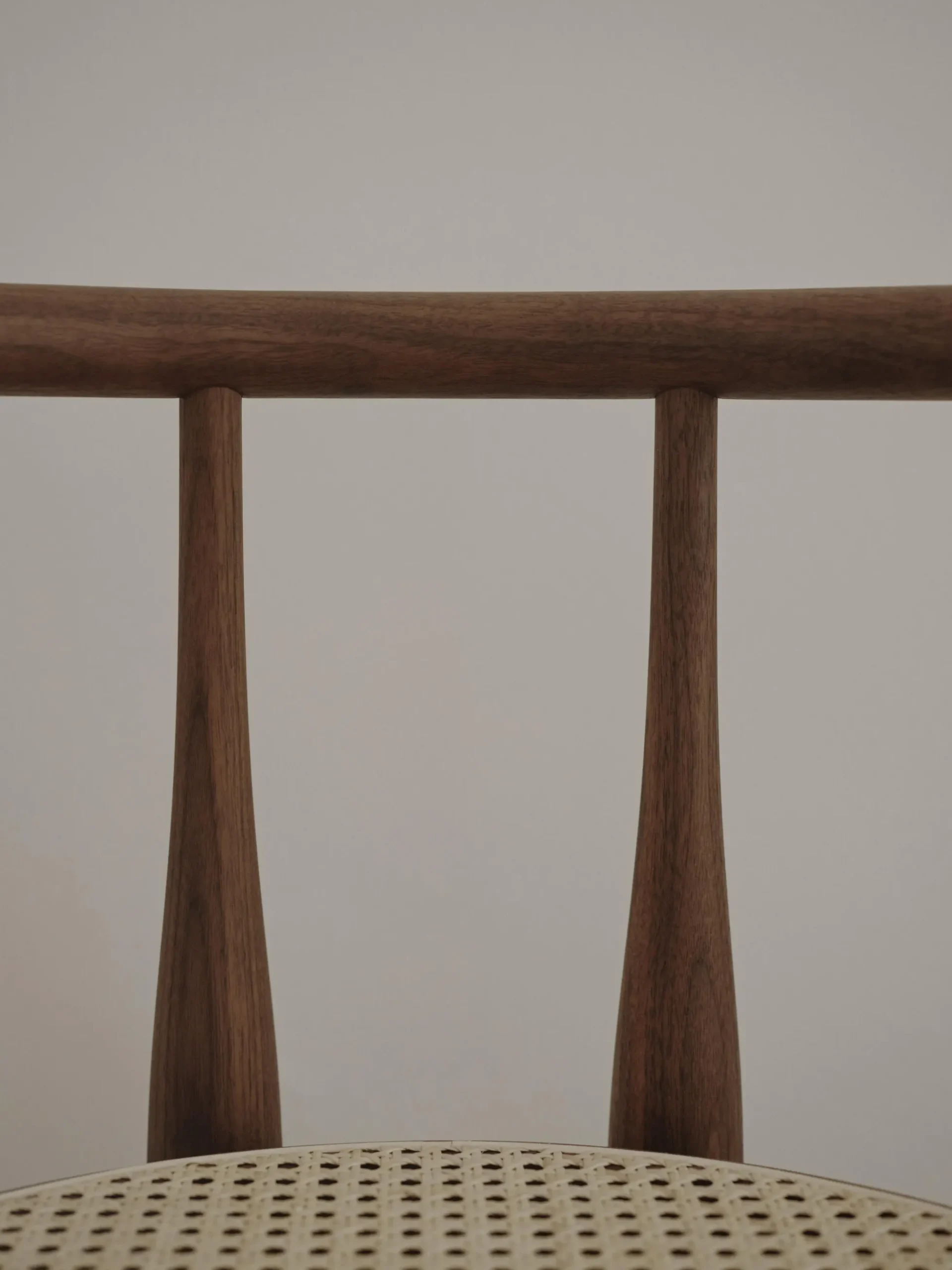 Sedia con braccioli in legno di noce Bukowski