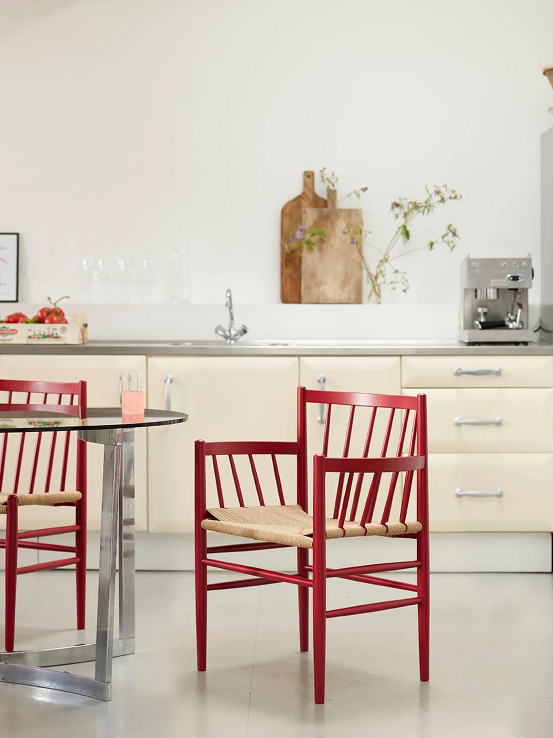 Sedia con braccioli in legno J81