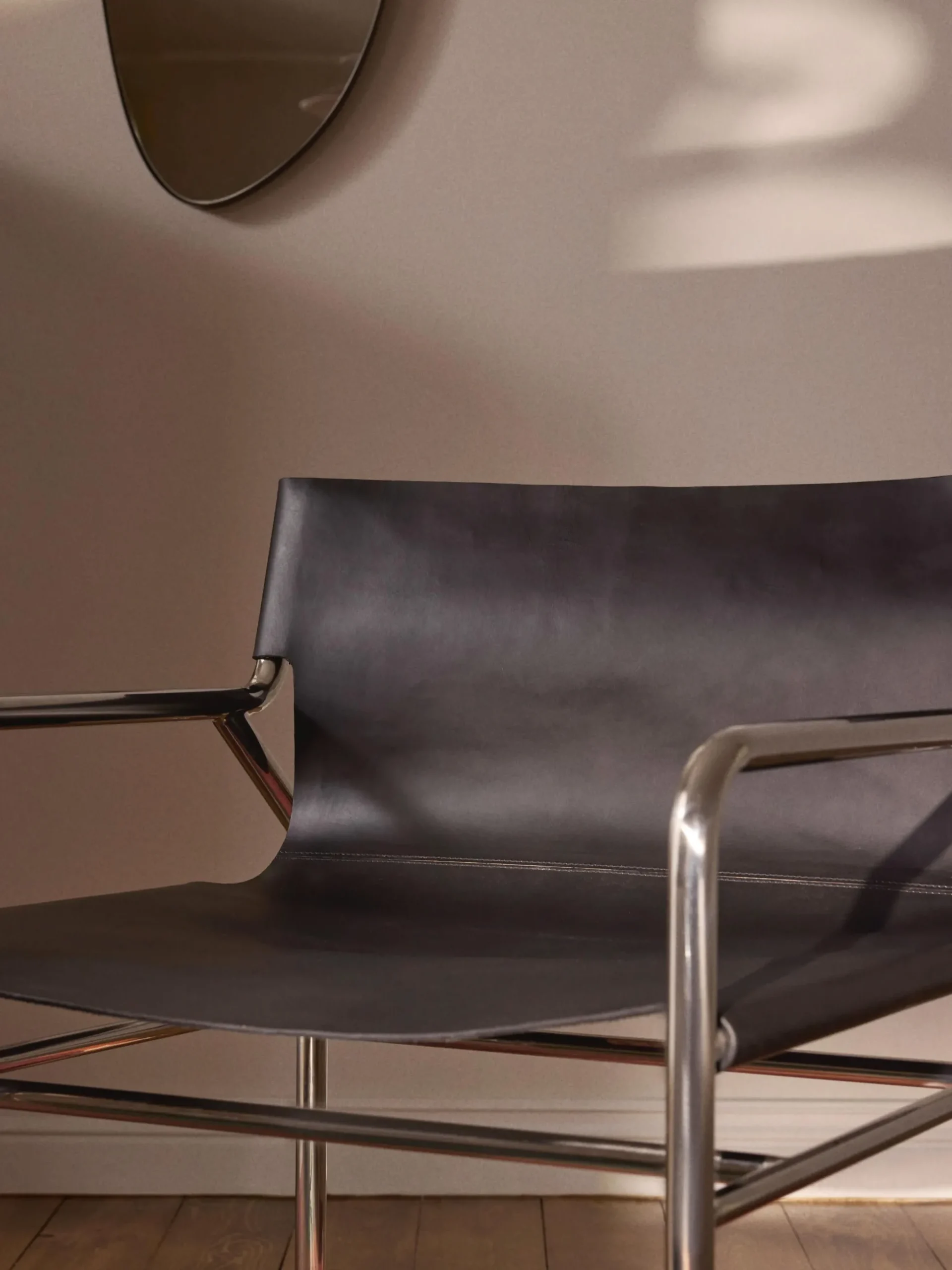 Sedia con braccioli in pelle Dion