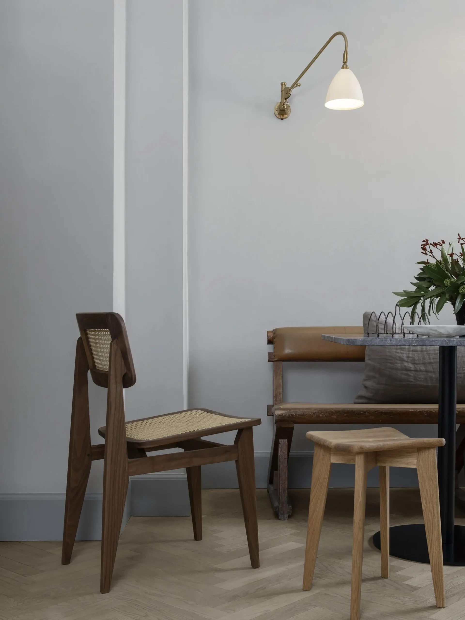 Sedia in legno di noce con intreccio viennese C-Chair