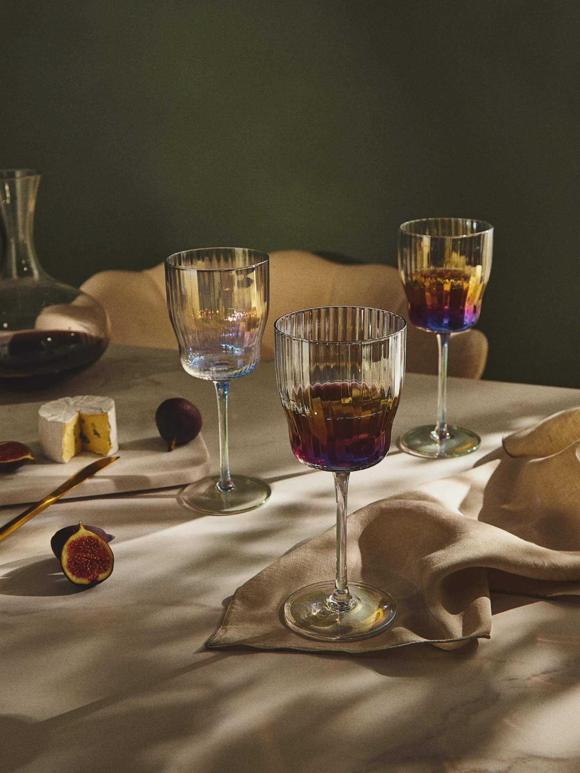Set di 4 bicchieri da vino in vetro soffiato con rilievo rigato e lucentezza madreperlacea Juno
