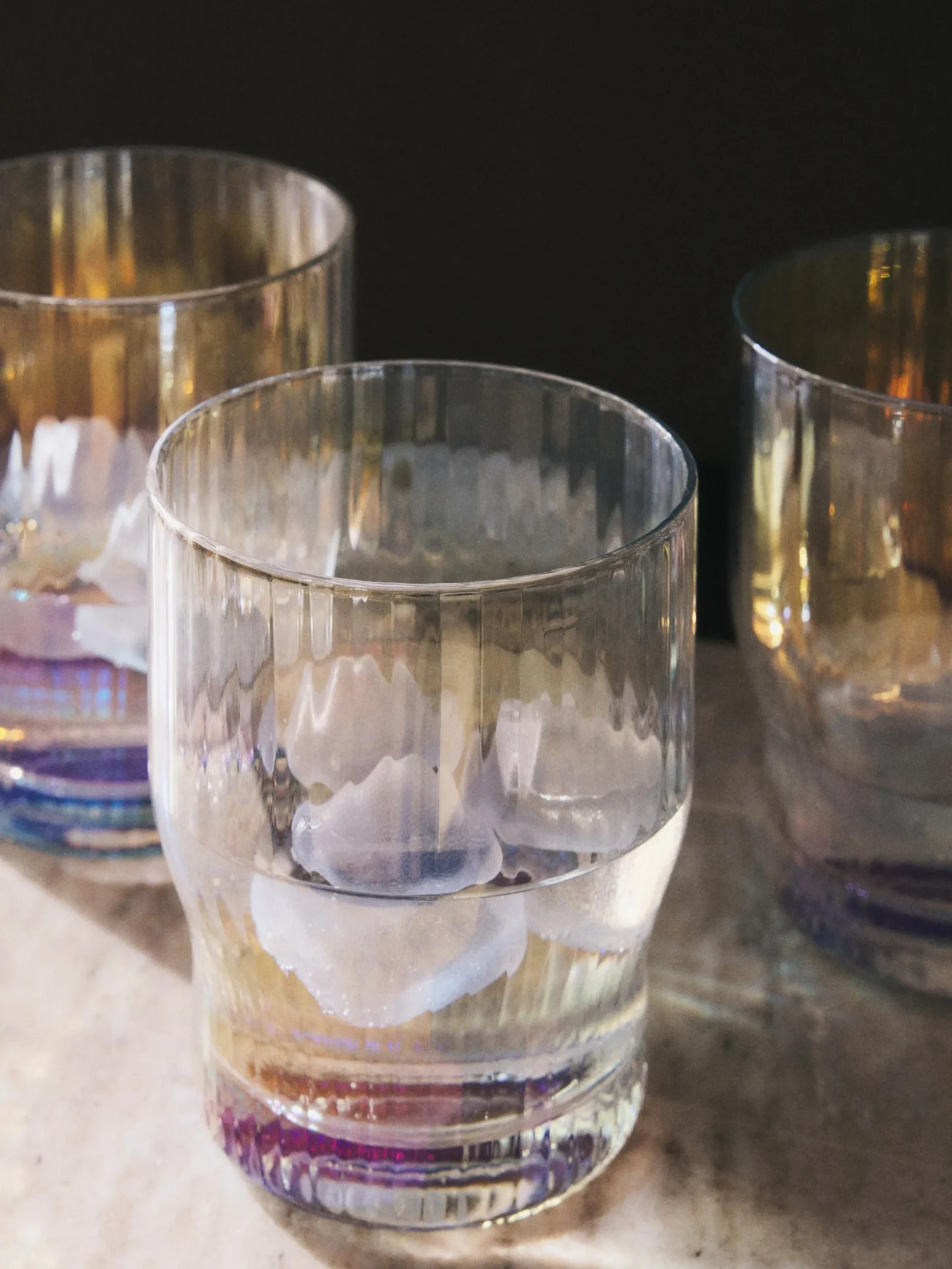Set di 4 bicchieri in vetro soffiato con rilievo rigato e lucentezza madreperlacea Juno