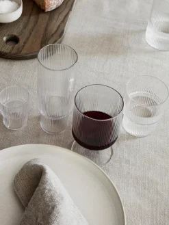 Set di 4 bicchieri per acqua in vetro soffiato con scanalatura in rilievo Ripple, 200 ml