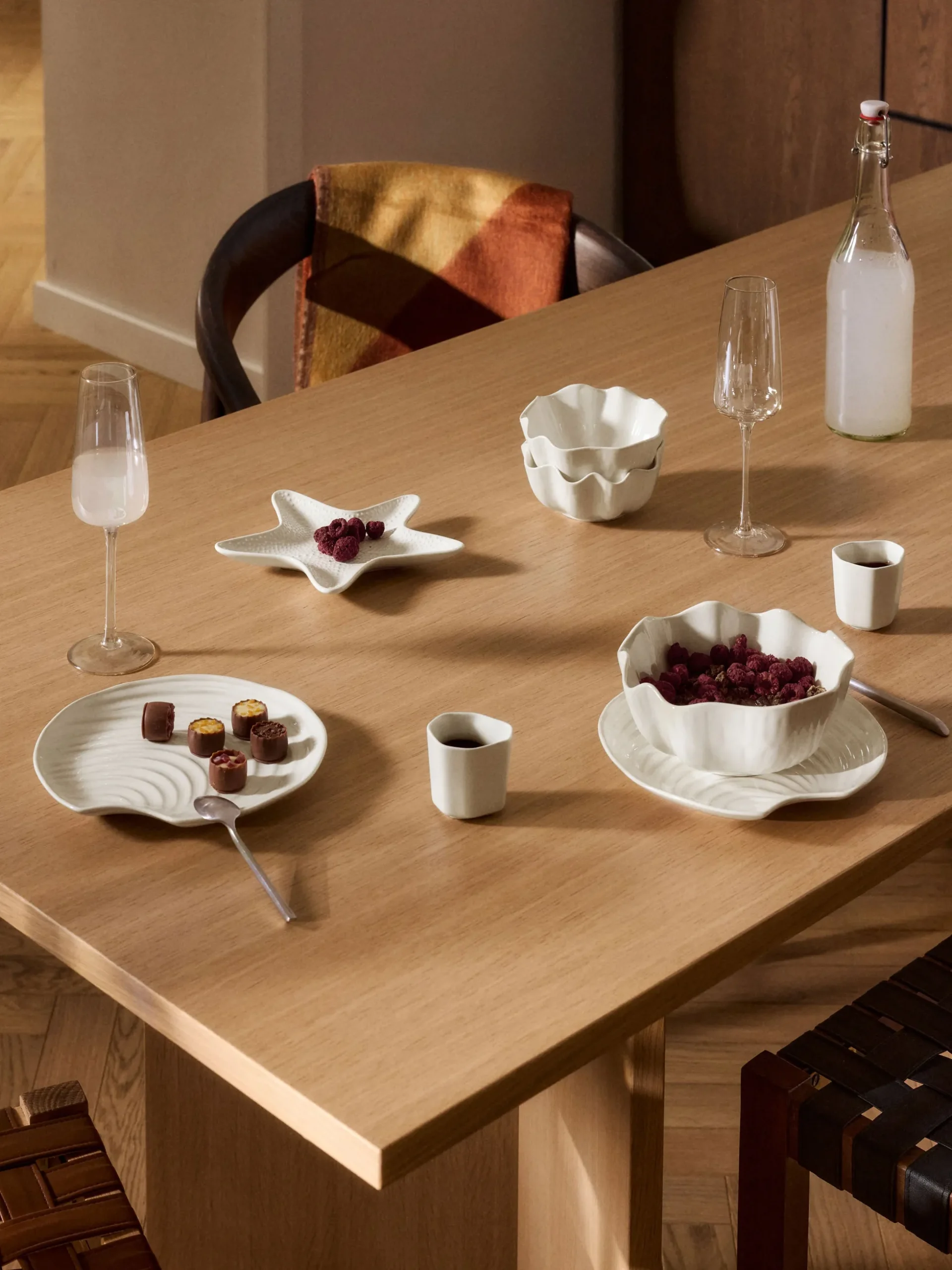 Set di 4 piatti a forma di conchiglia in porcellana Andrina
