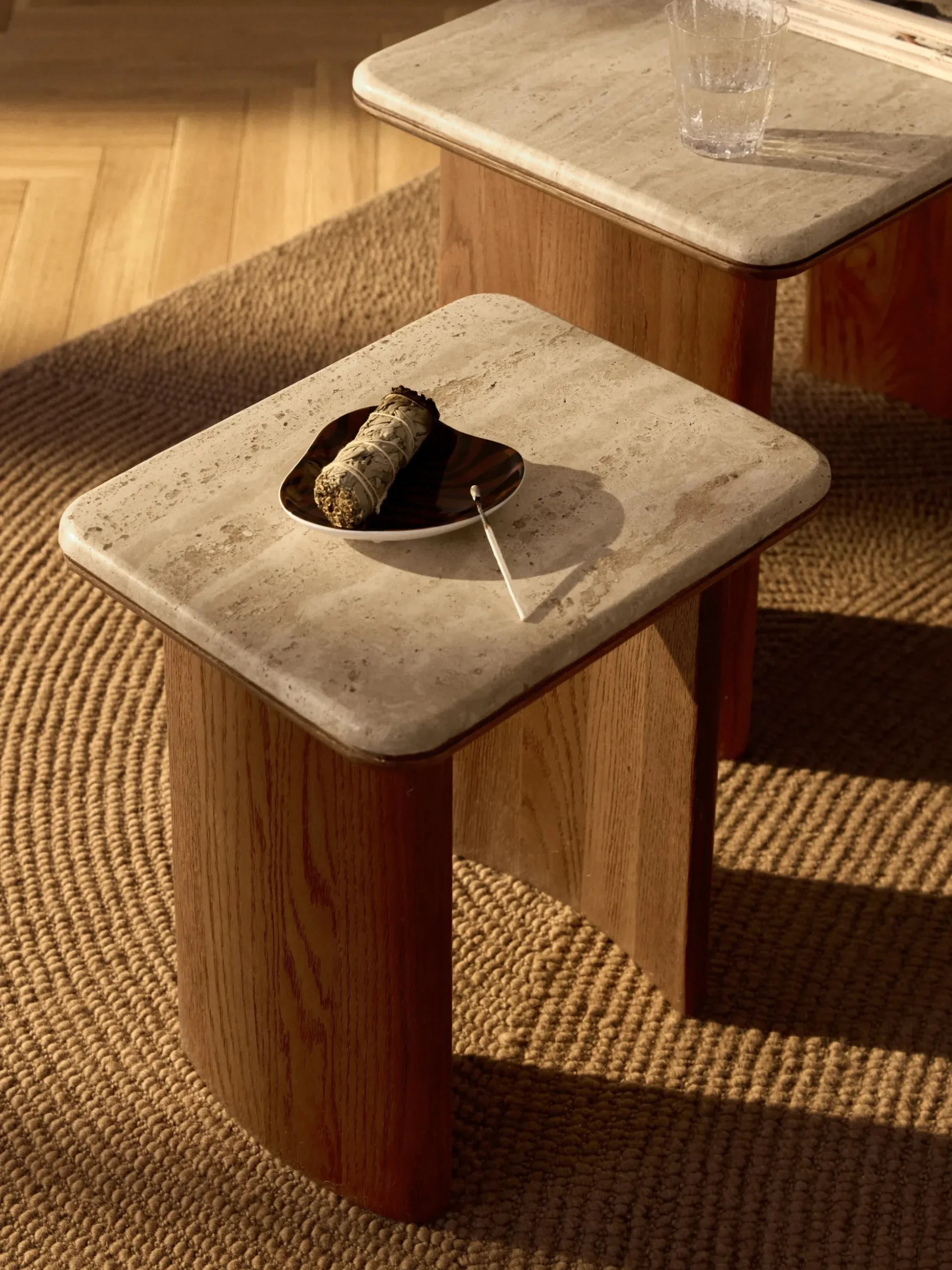 Set di 2 tavolini in legno di quercia con piano in travertino Chandler
