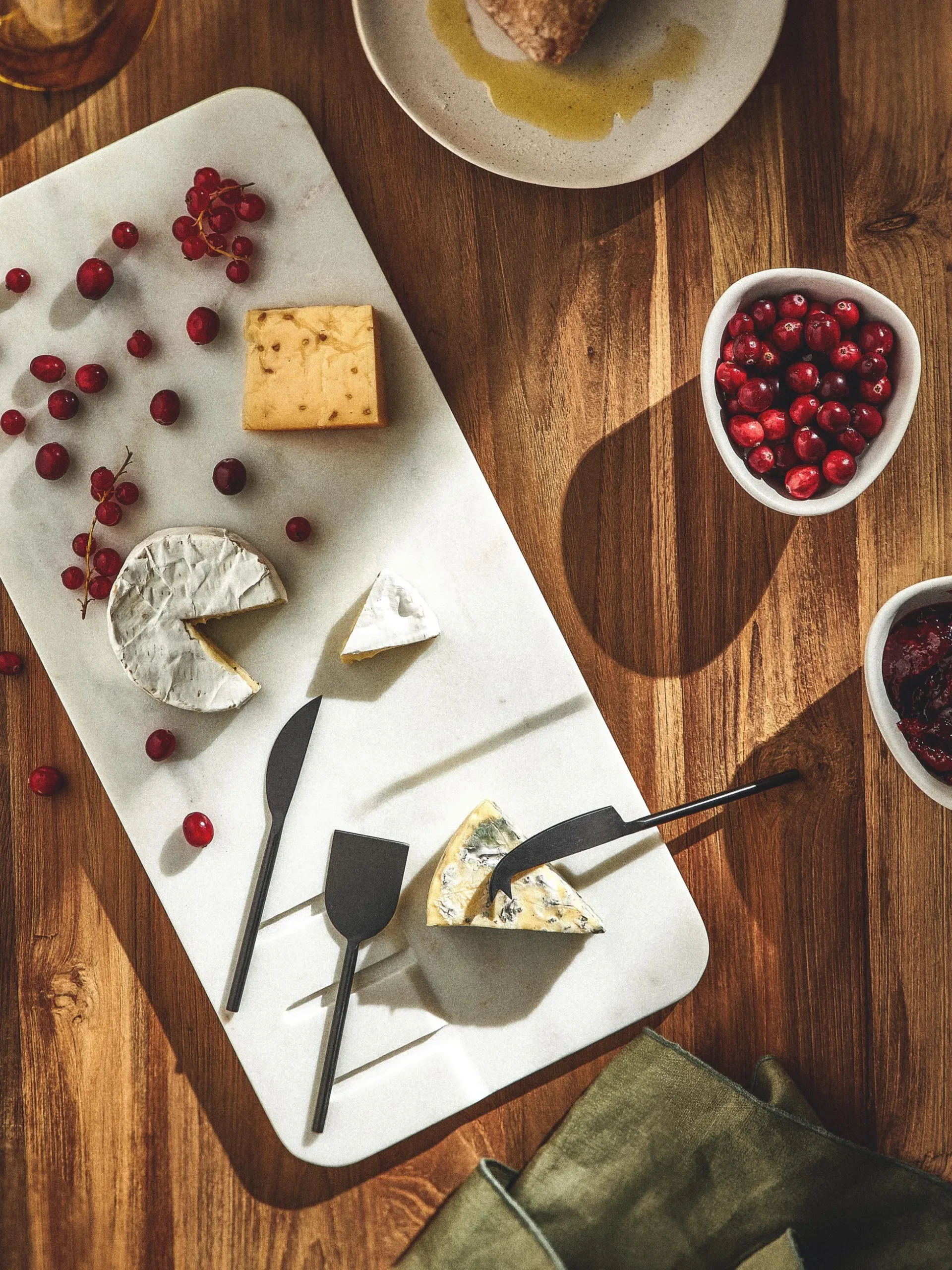 Set piatto da portata con coltelli da formaggio Jaya 4 pz