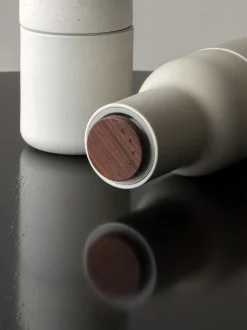 Set saliera e pepiera di design con coperchio in legno di noce Bottle Grinder 2 pz