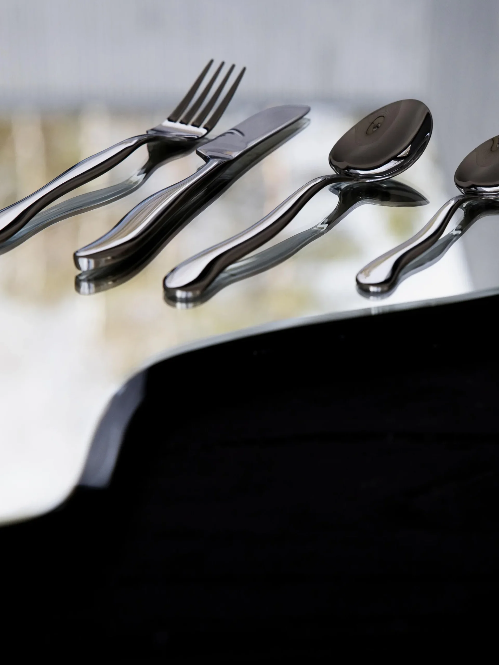 Set di 16 posate satinate con manici martellati Waverly, 4 persone