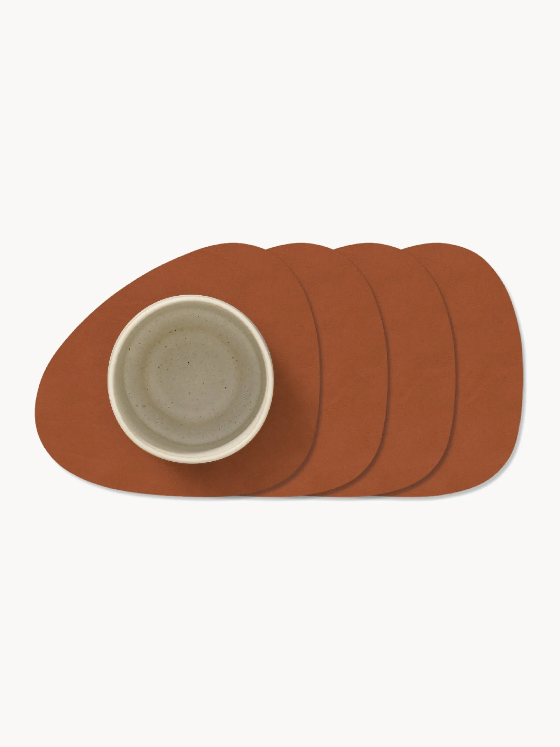 Set di 4 sottobicchieri in pelle fatti a mano dalla forma asimmetrica Curve