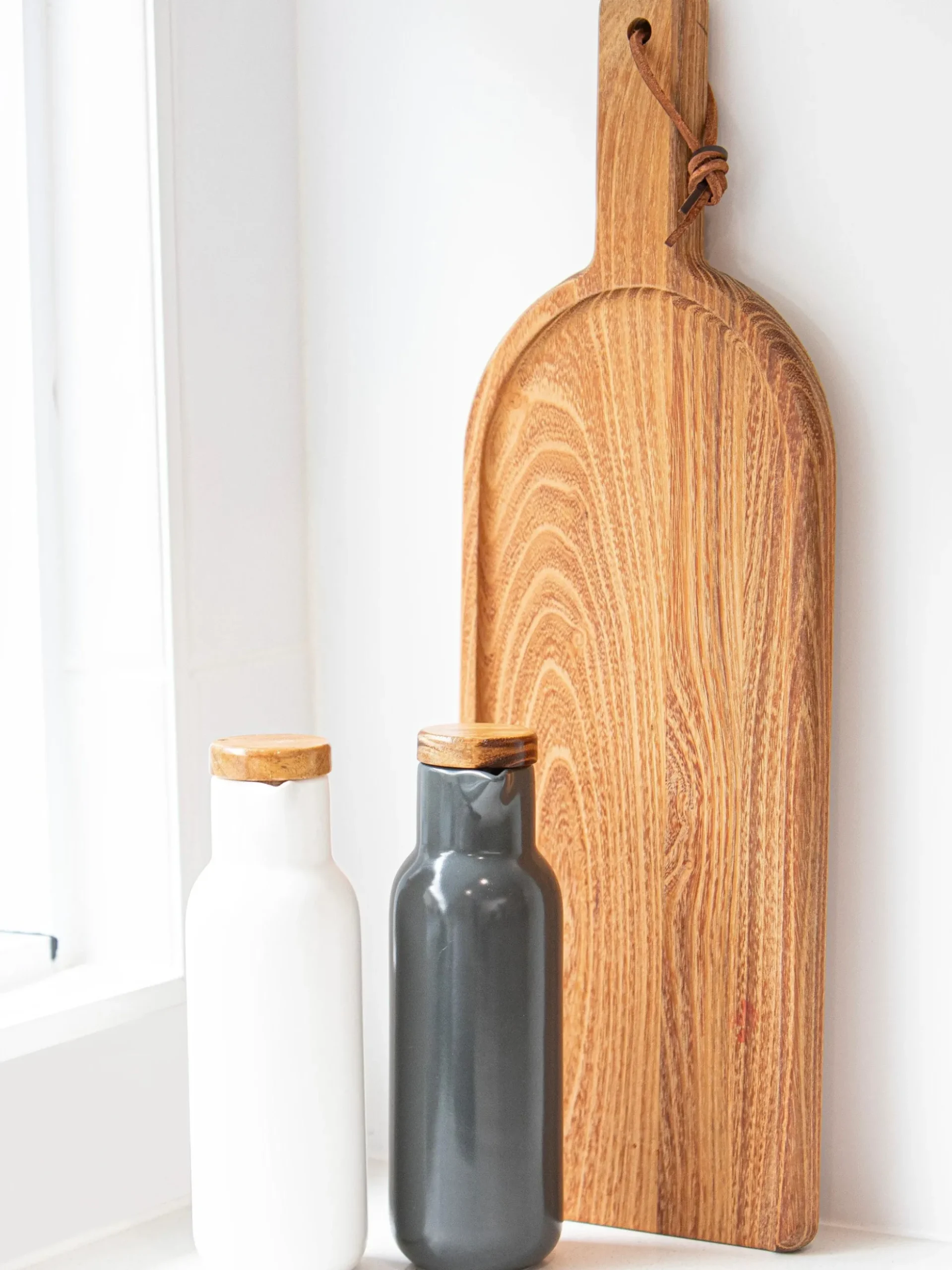 Set dispenser aceto e olio in porcellana e legno di acacia Essentials 2 pz