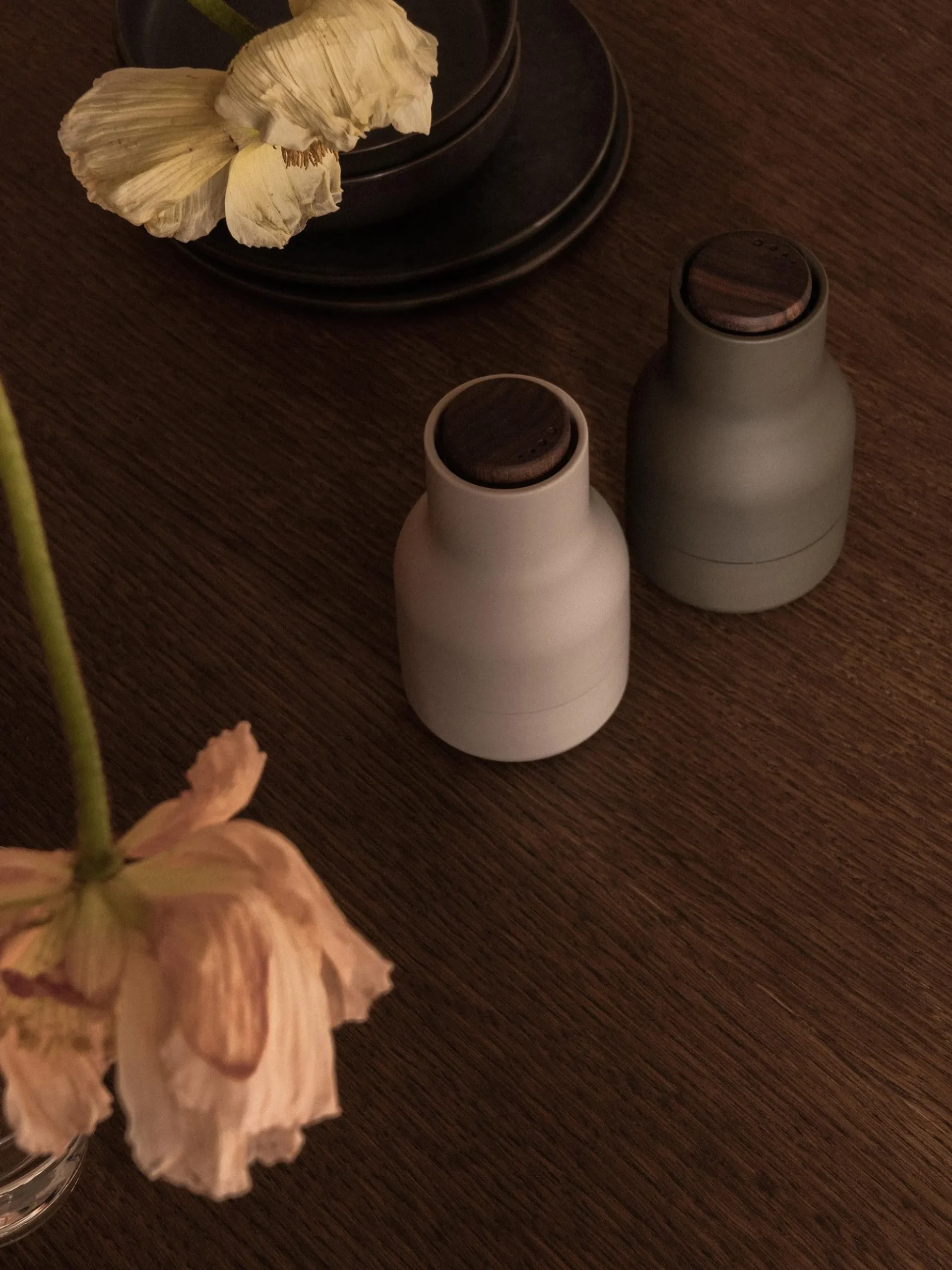 Set saliera e pepiera piccole con coperchio in legno di noce Bottle Grinder 2 pz
