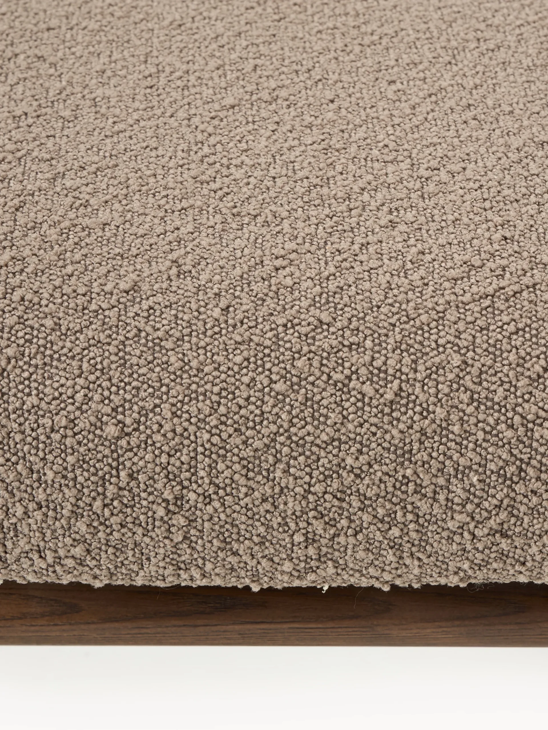 Sgabello in legno di frassino con rivestimento in bouclé Shenay