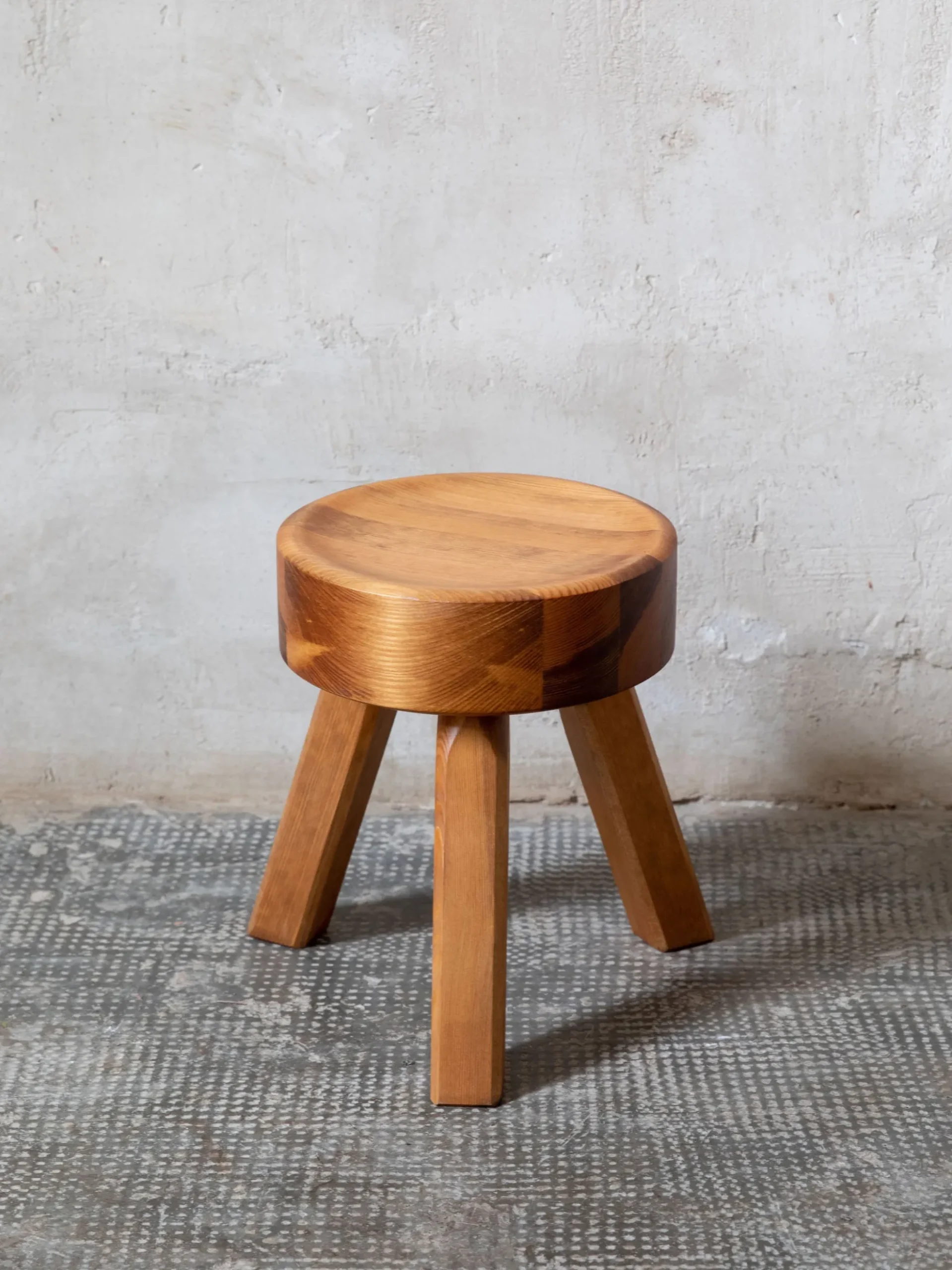 Sgabello in legno di pino AML