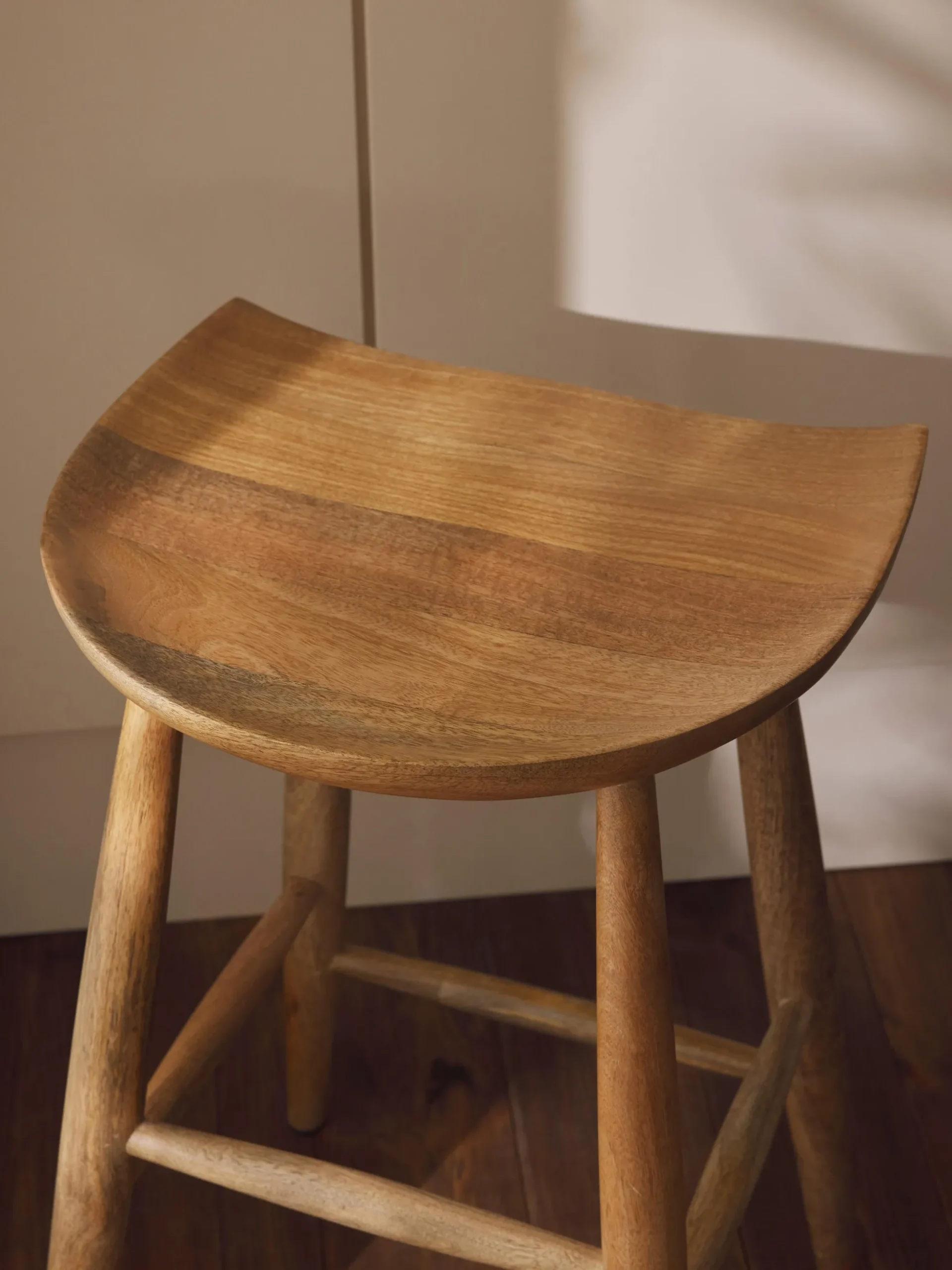 Sgabello alto in legno di mango Nino