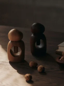 Sgusciatore per noci in legno di quercia Cairn