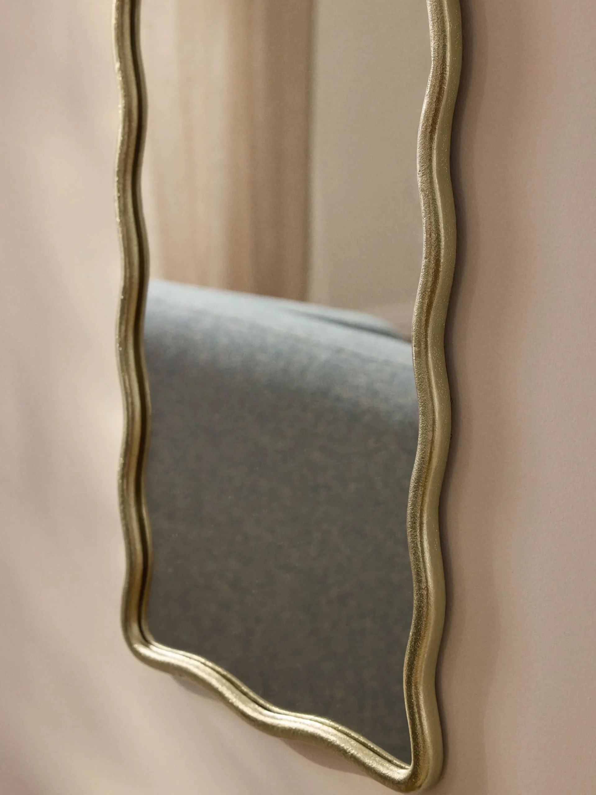 Specchio a figura intera con cornice ondulata in metallo Reggie