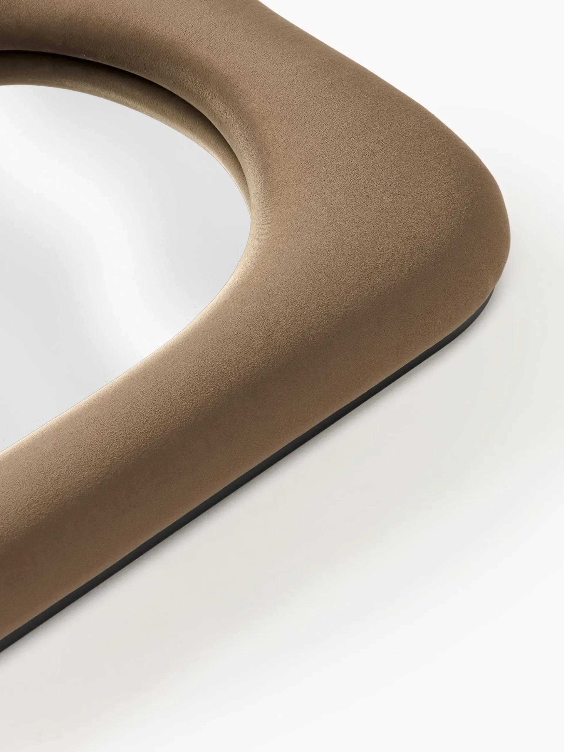 Specchio da parete con cornice in velluto Zola