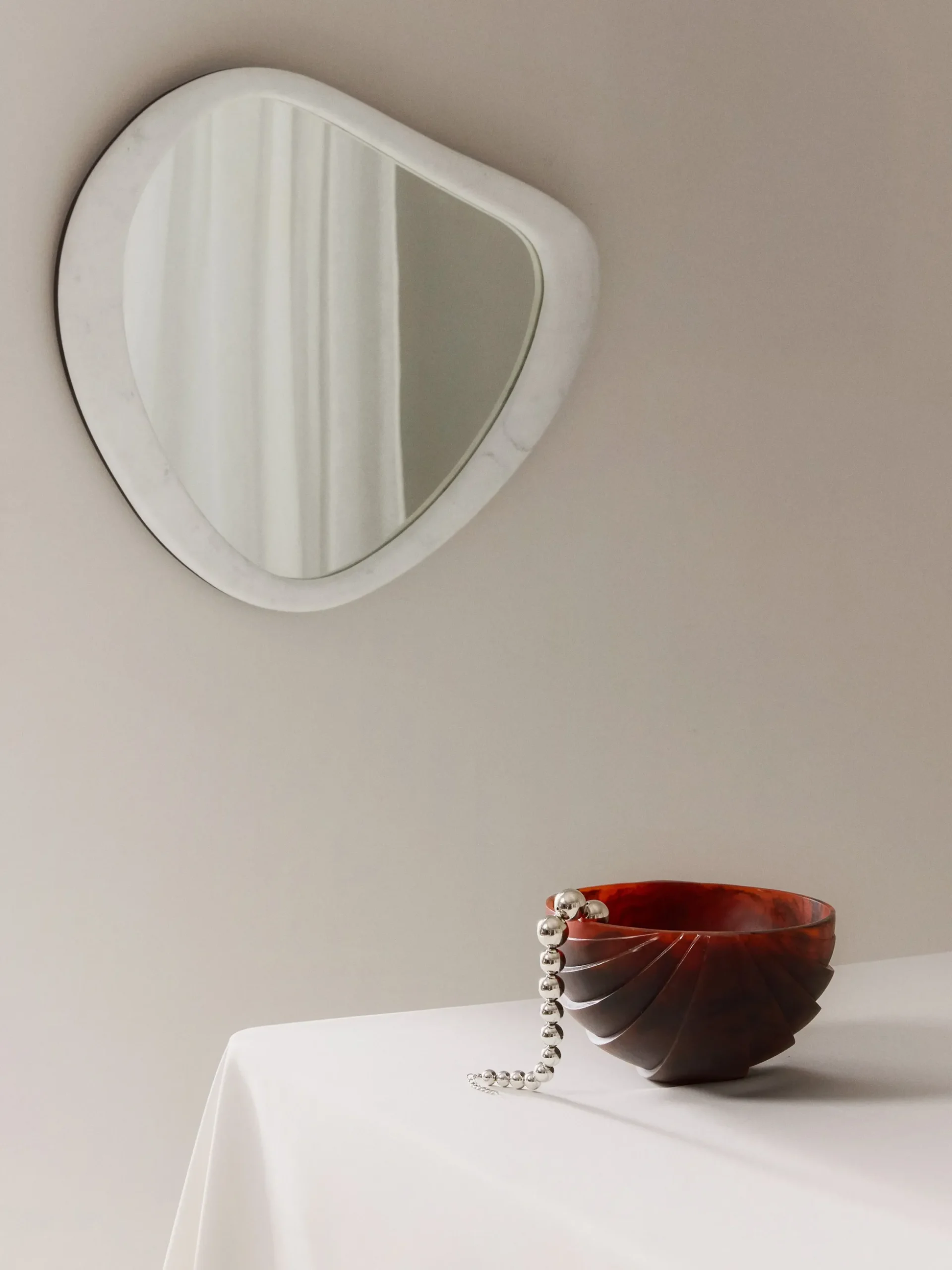 Specchio da parete con cornice in marmo Meringue