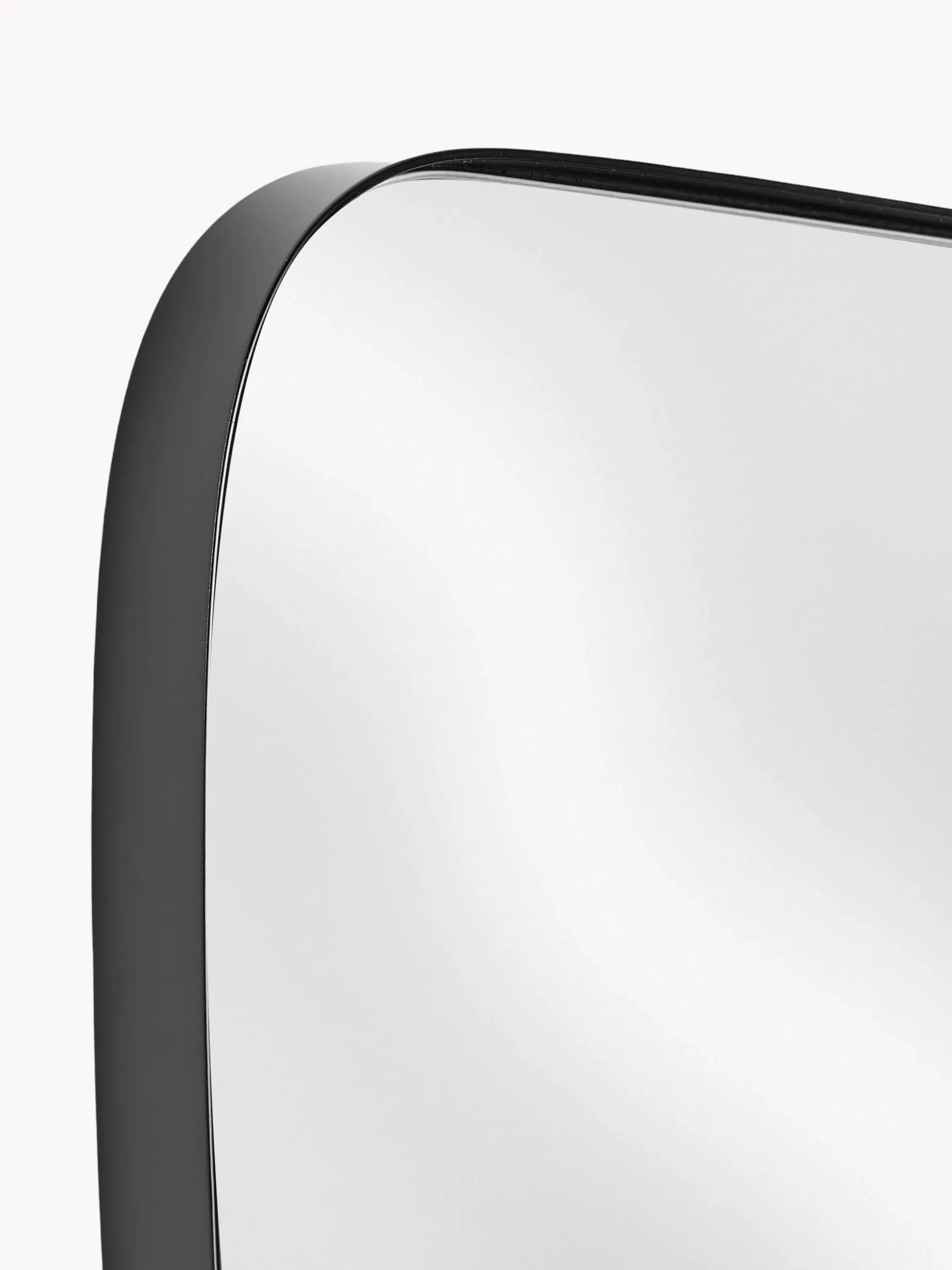 Specchio da parete dalla forma curva Oiva