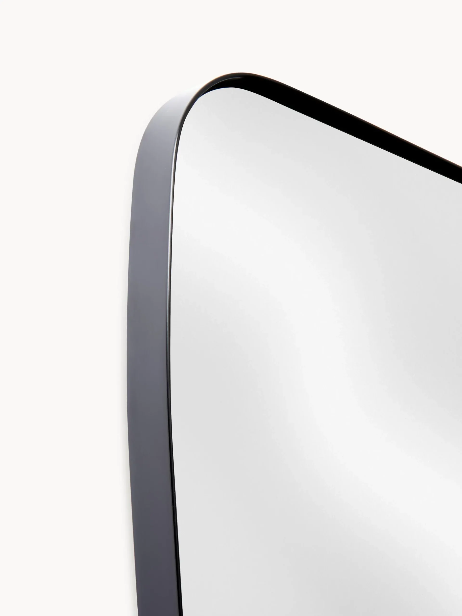 Specchio da parete dalla forma curva Oiva