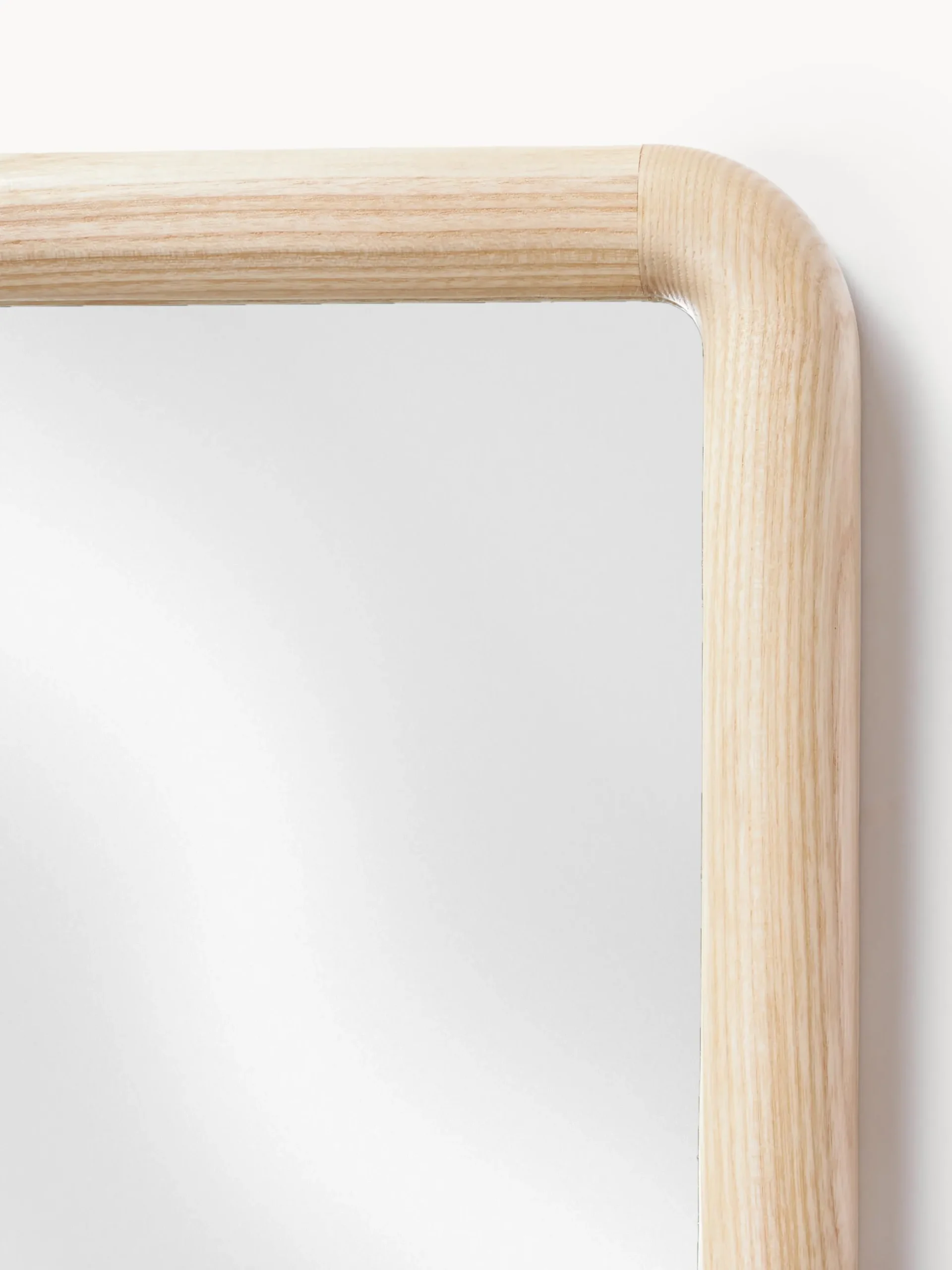 Specchio ondulato a figura intera in legno Stream