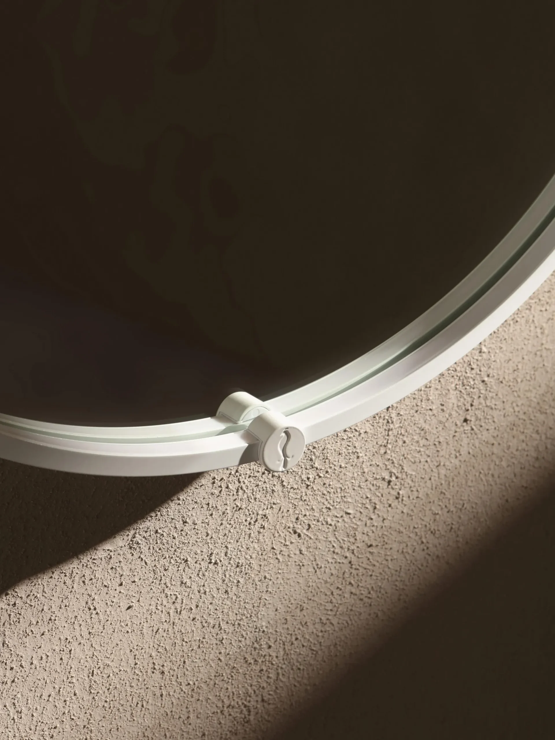 Specchio ovale da parete con illuminazione a LED Avior