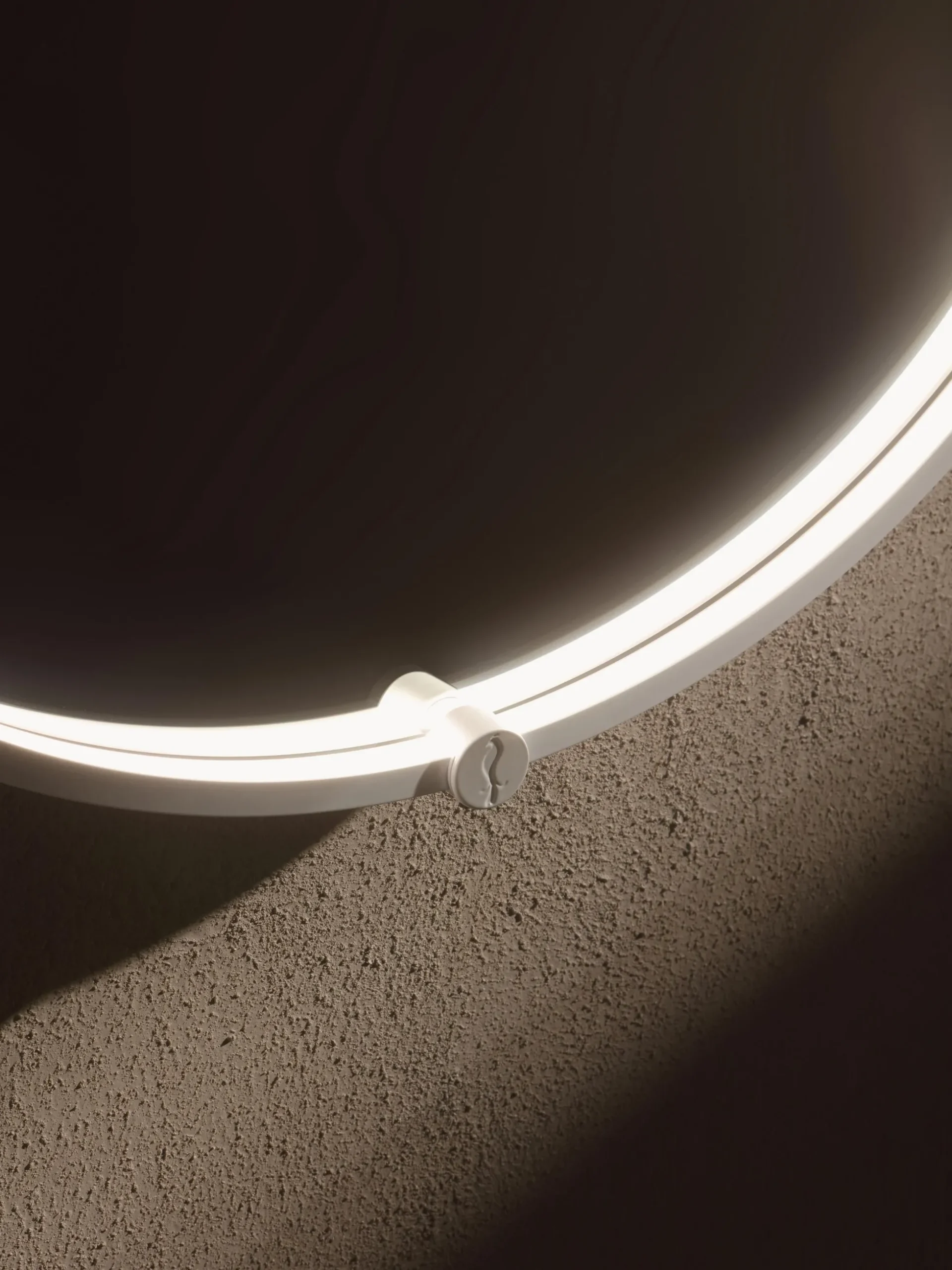 Specchio ovale da parete con illuminazione a LED Avior