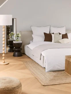 Specchio da parete con cornice in legno di quercia Avery