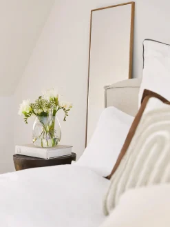 Specchio da parete con cornice in legno di quercia Avery
