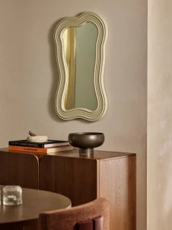 Specchio da parete con cornice ondulata Cosimo