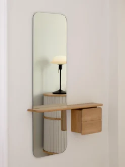 Specchio da parete con ripisno in legno One More Look