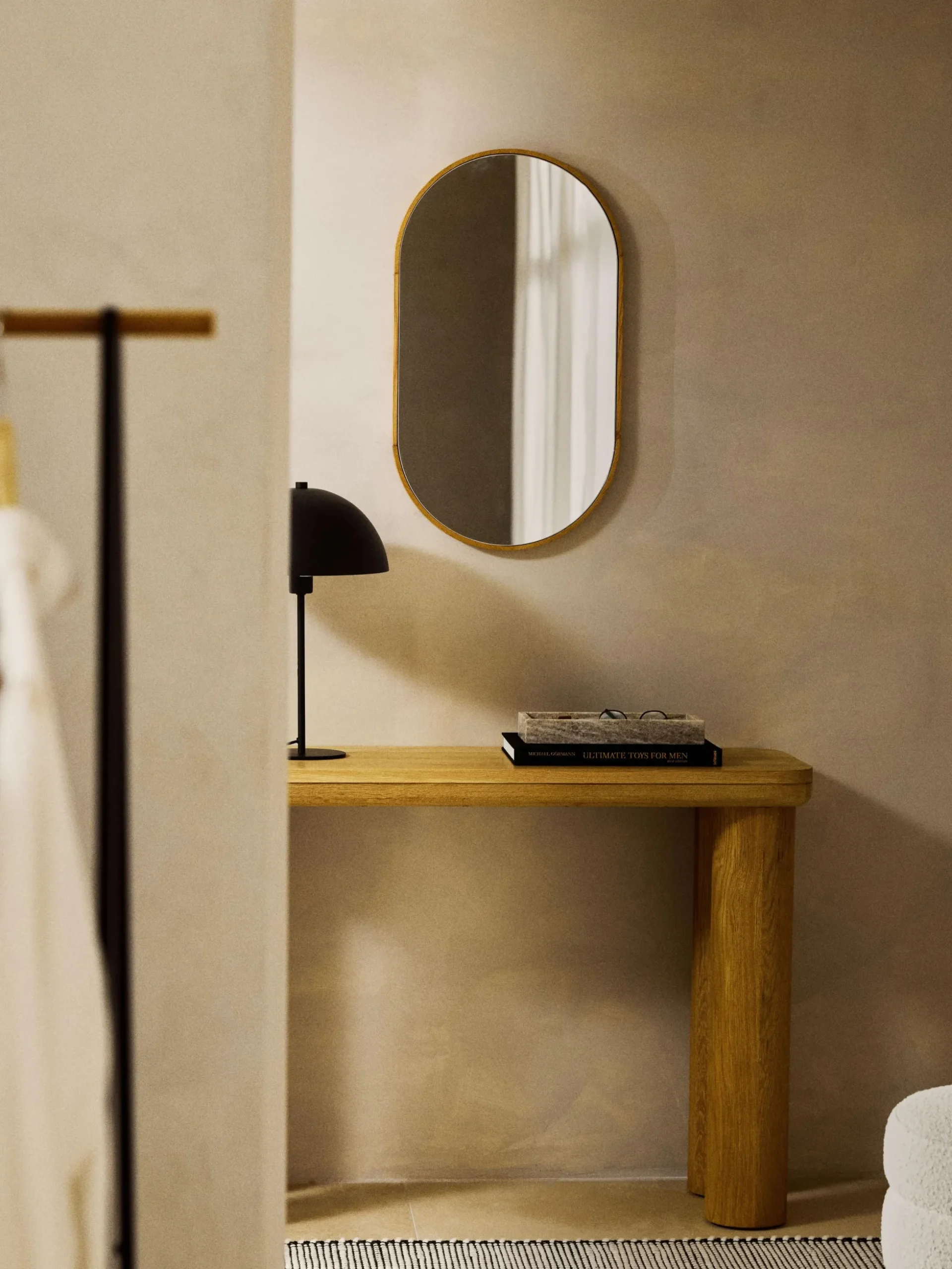 Specchio da parete ovale con cornice in legno di quercia Avery