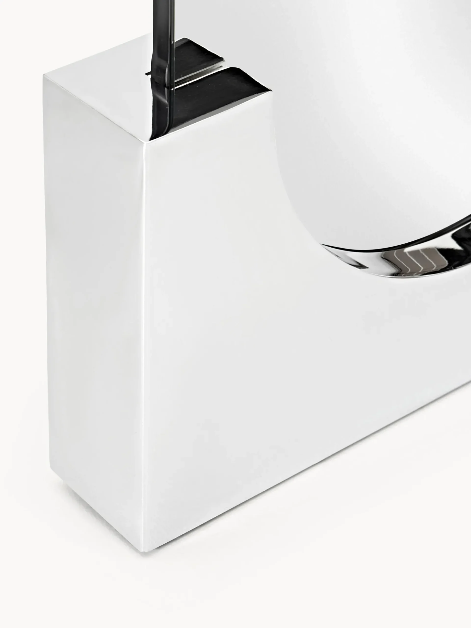 Specchio quadrato da terra con base in metallo Finn