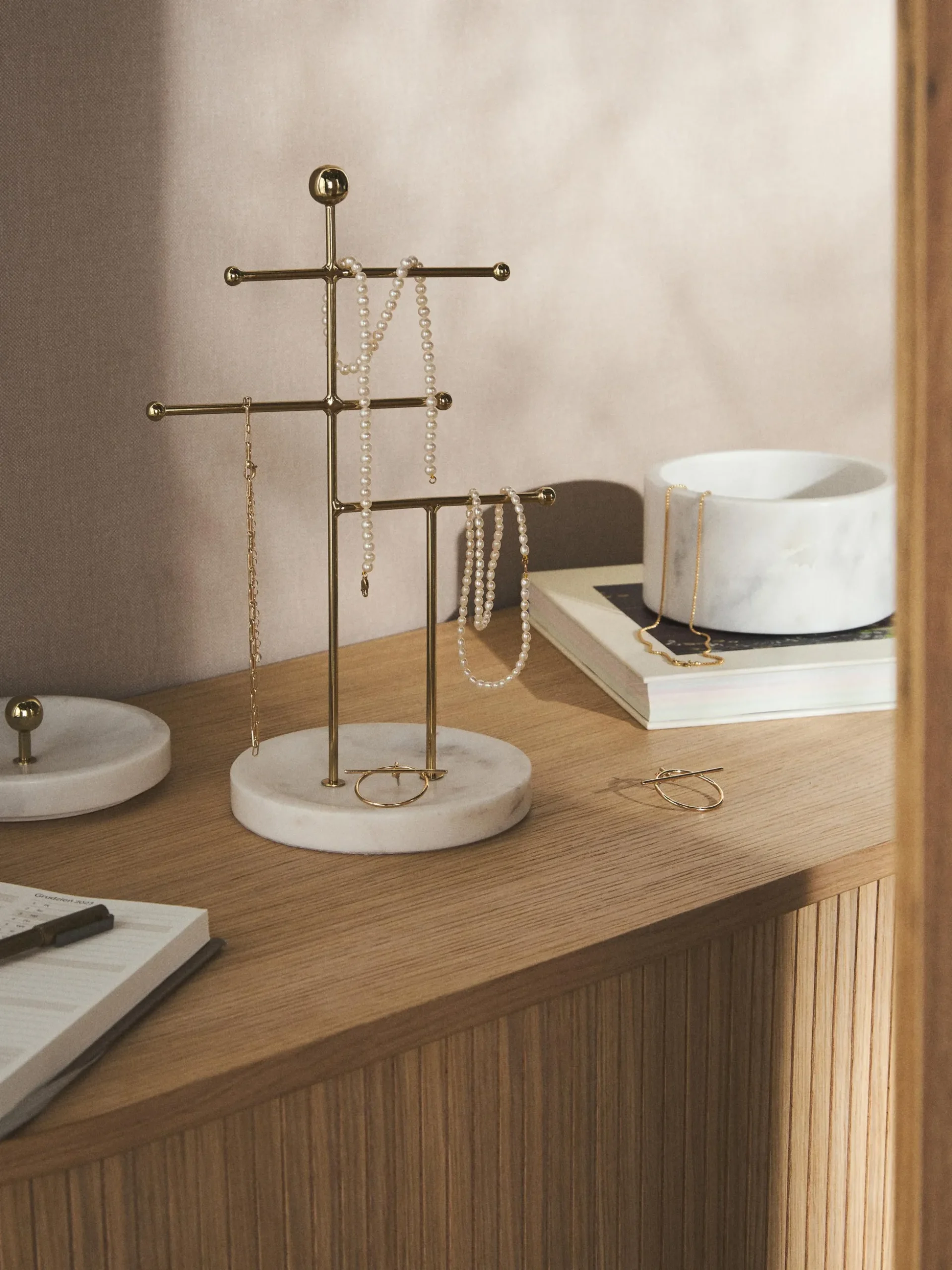 Stand portagioie con base in marmo Selina