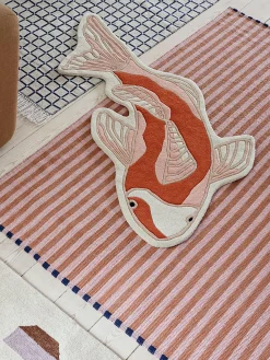 Tappeto in lana dalla forma organica Koi