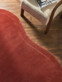 Tappeto in lana fatto a mano dalla forma organica Kadey