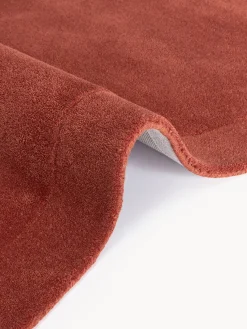 Tappeto in lana fatto a mano dalla forma organica Kadey