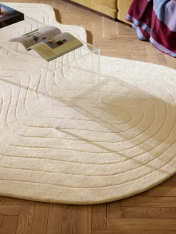 Tappeto in lana fatto a mano dalla forma organica Aliza