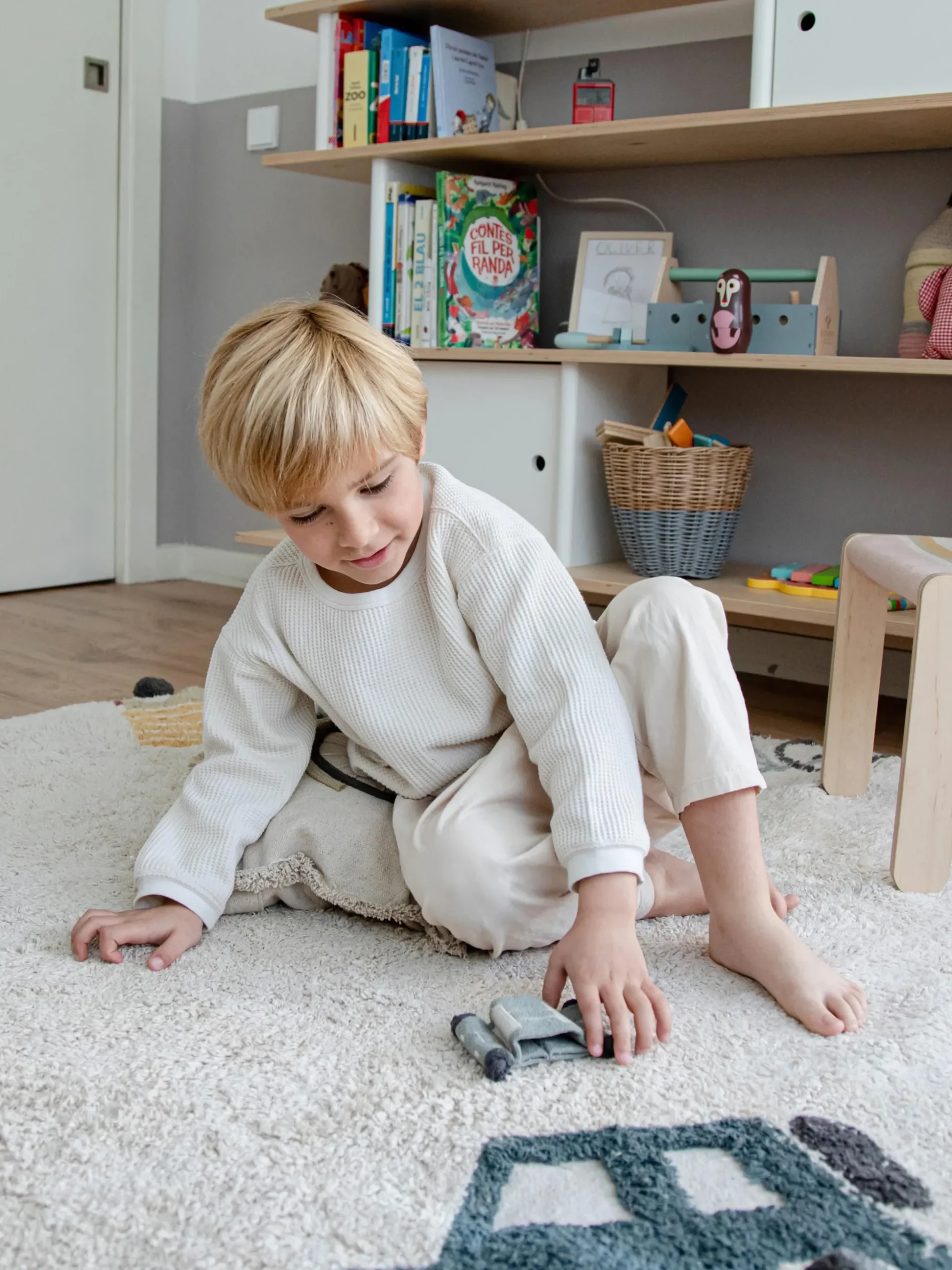Tappeto rotondo per bambini lavabile fatto a mano con struttura in rilievo Wheels