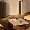 Tavolino in legno di quercia con piano in travertino Chandler