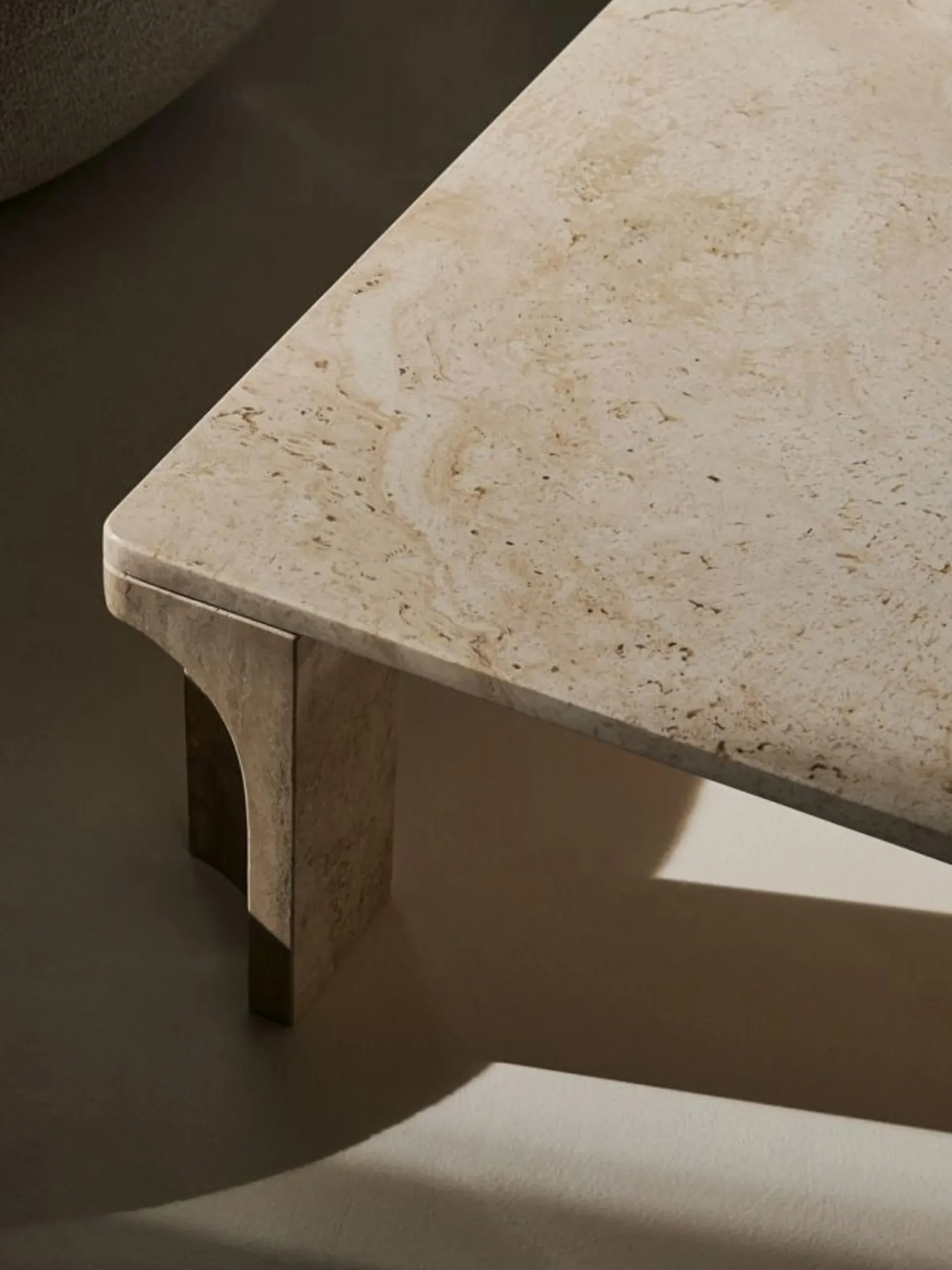 Tavolino in travertino Doric larg. 140 cm