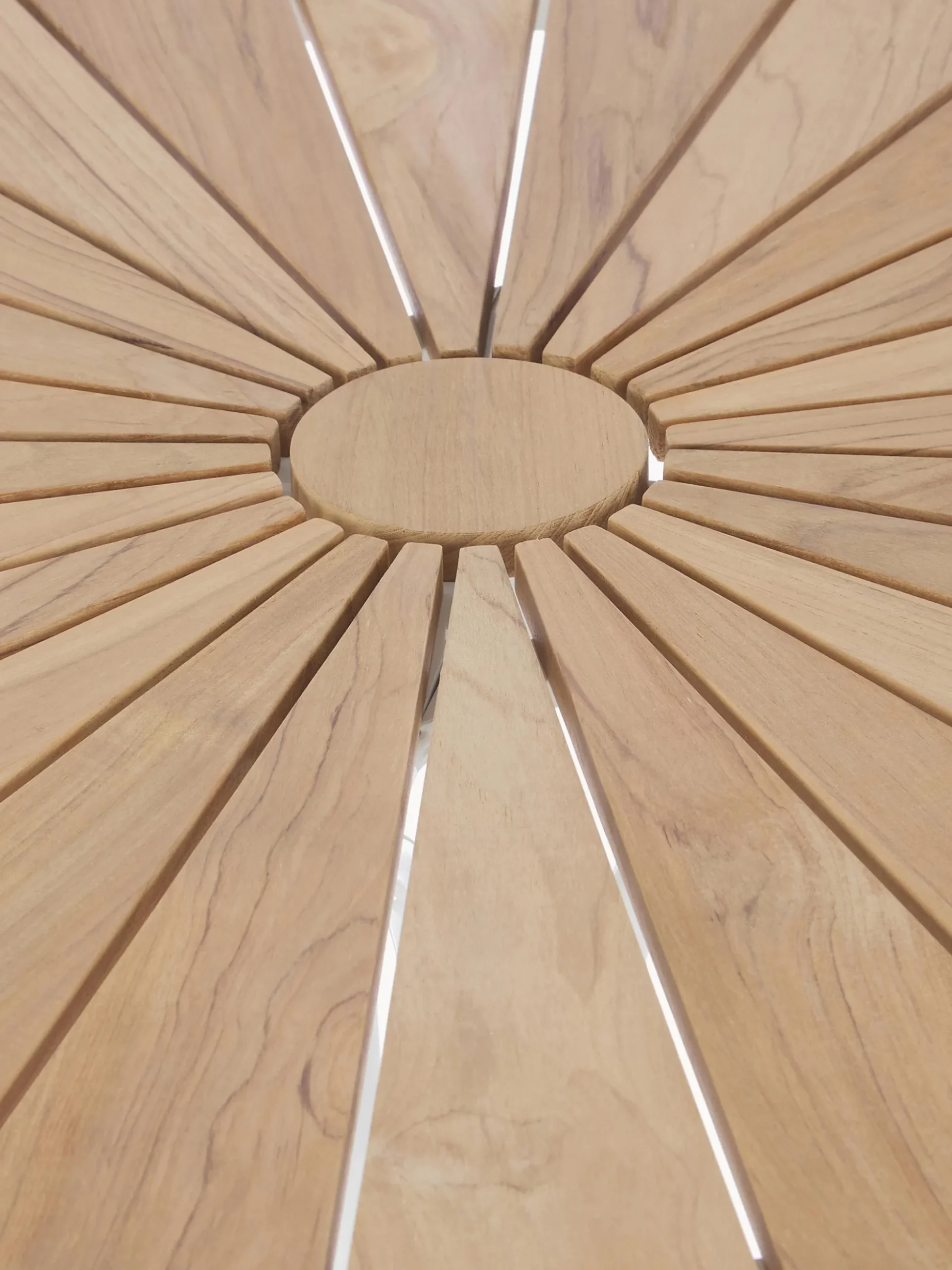 Tavolino rotondo da balcone con piano in legno di teak Hard & Ellen