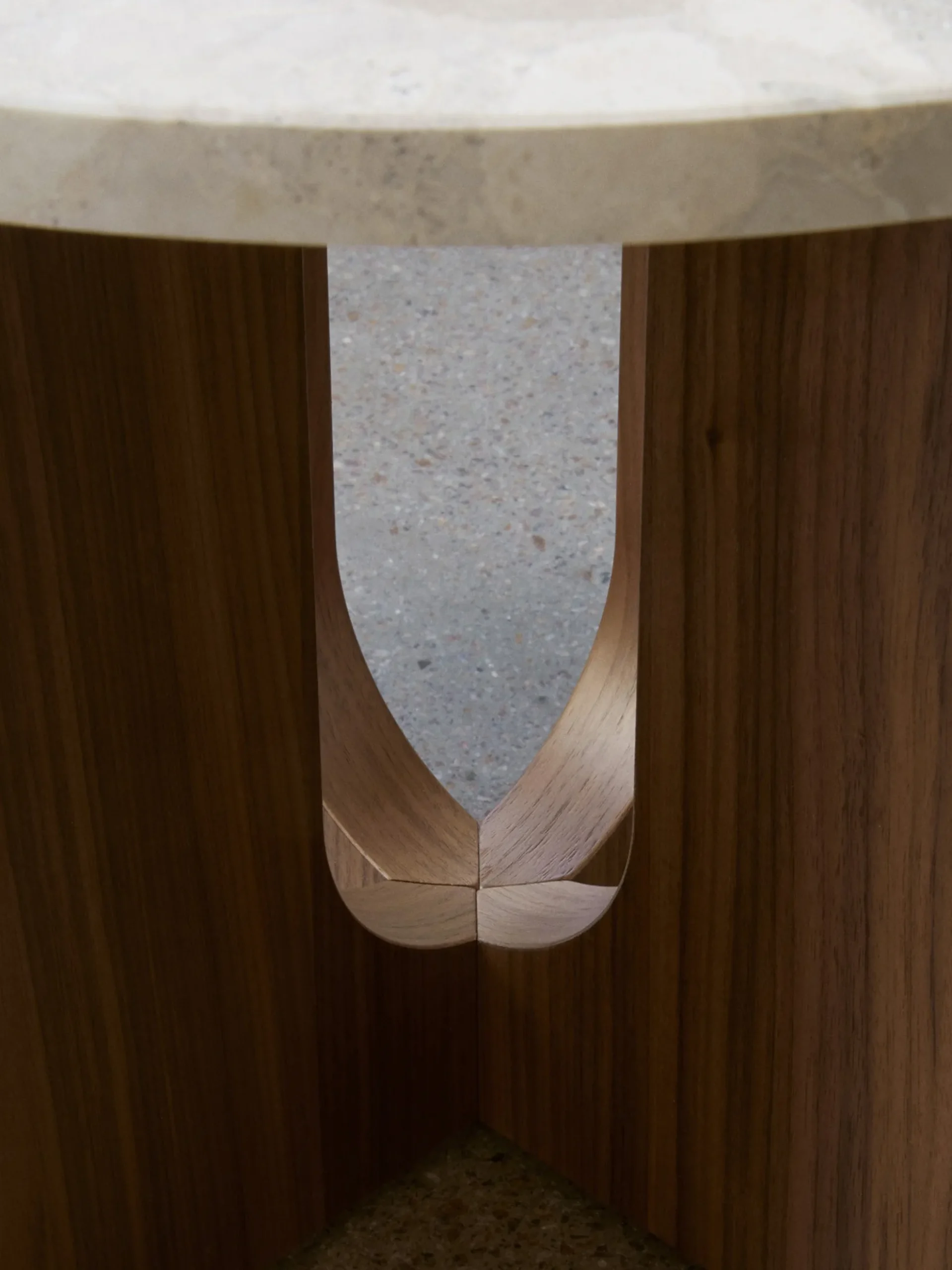 Tavolino rotondo in legno con piano in arenaria Androgyne
