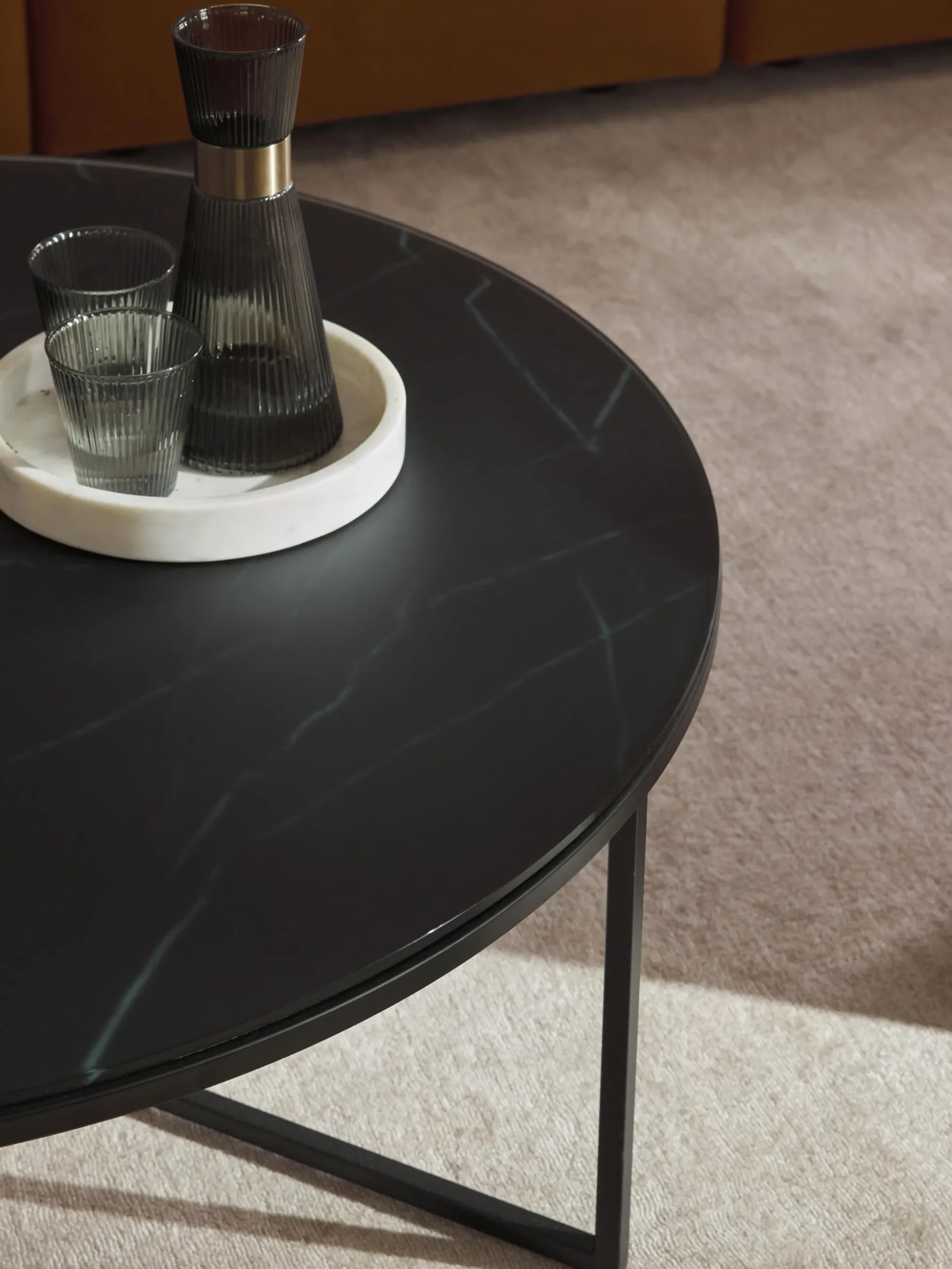 Tavolino rotondo XL da salotto con piano in vetro effetto marmo Antigua