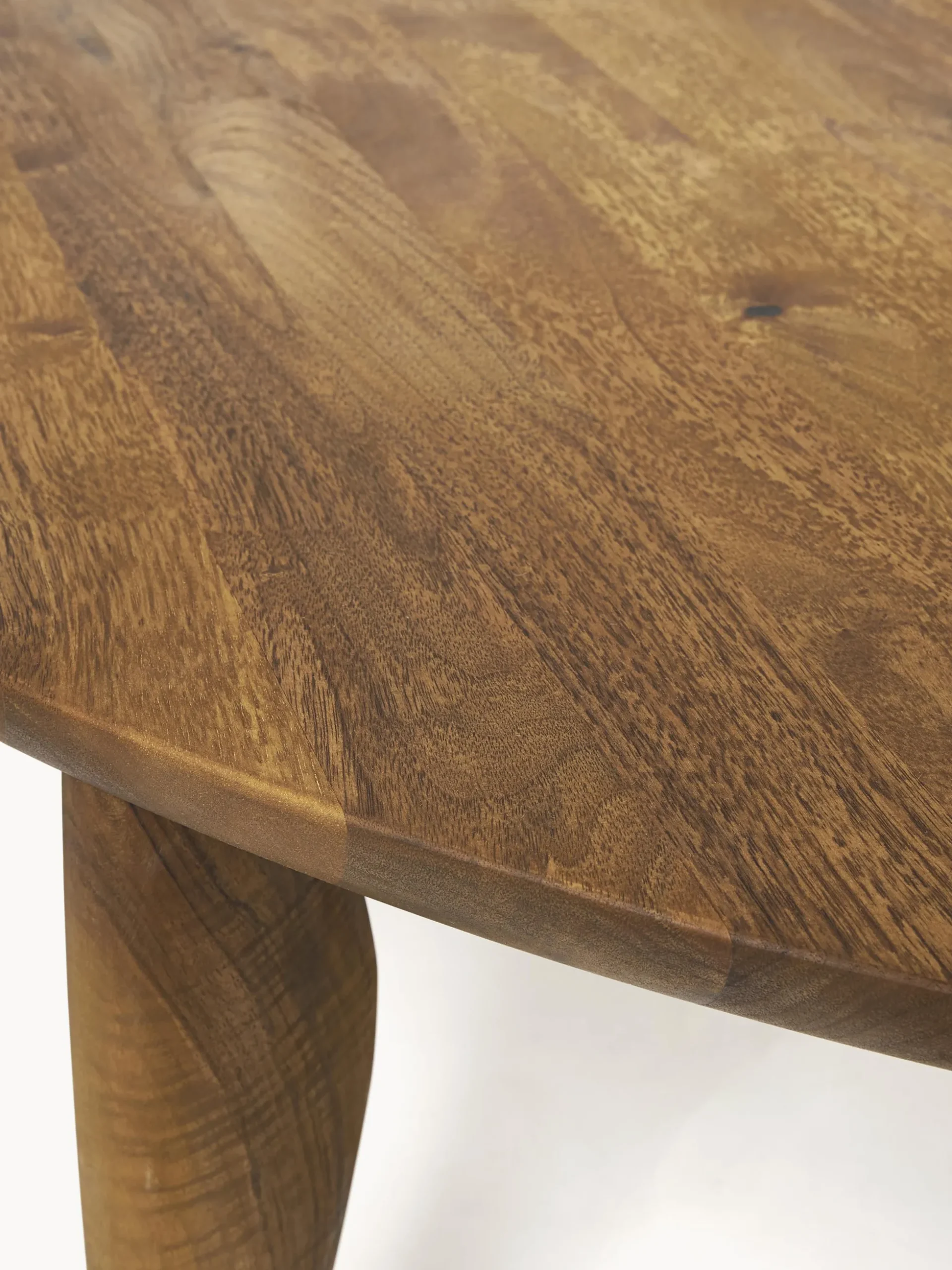 Tavolino in legno di noce dalla forma organica Feve