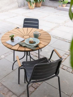 Tavolino rotondo da balcone con piano in legno di teak Hard & Ellen
