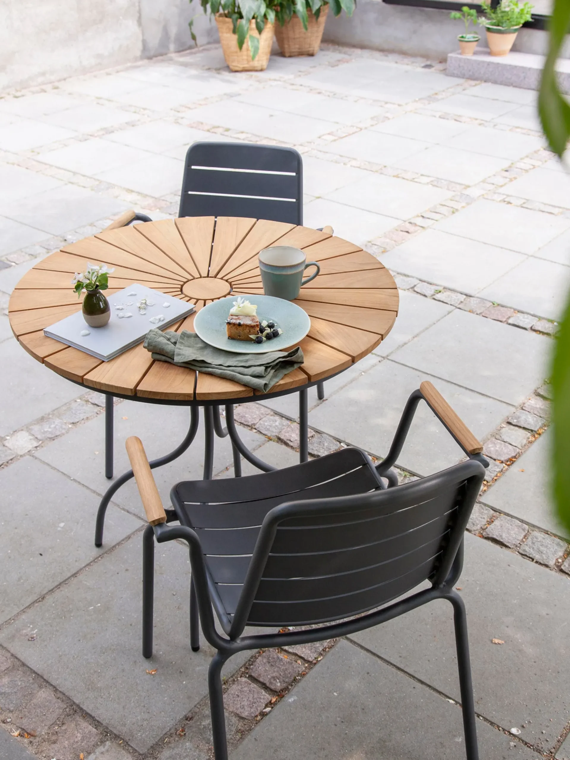 Tavolino rotondo da balcone con piano in legno di teak Hard & Ellen