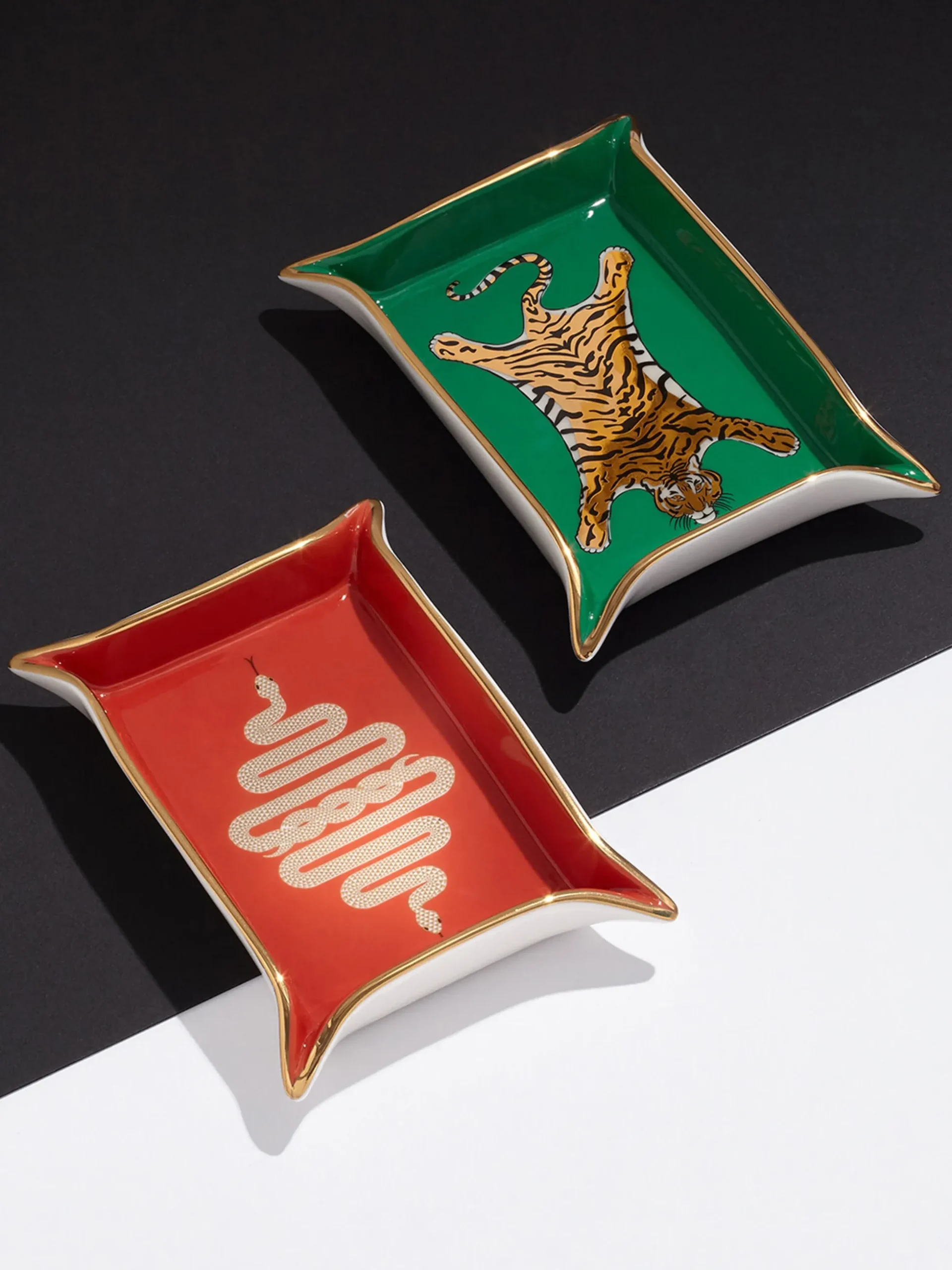 Vassoio decorativo in porcellana con oro Snake